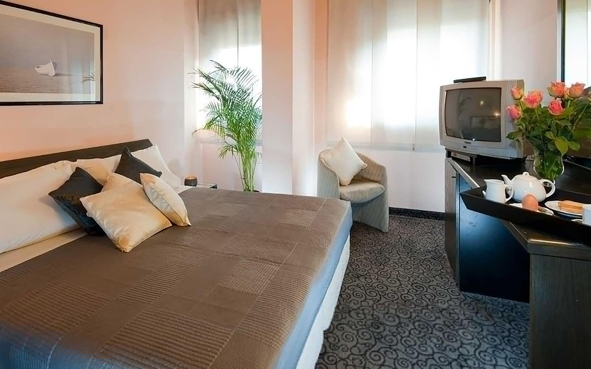 Hotel Comtur Binasco Oda fotoğraf